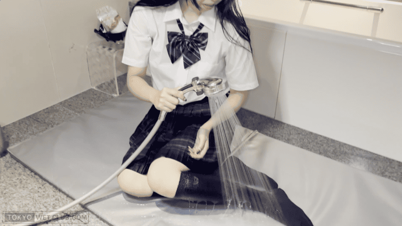 【再販】制服着衣のままで泡まみれのシャワールームと水中で魅力的にゆらめくスカート