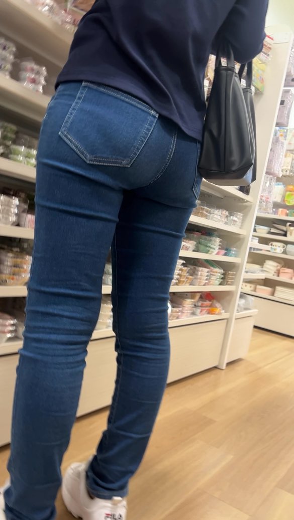 安産型プリっプリのムチ尻若妻を店内撮り!ローアングル接写成功!
