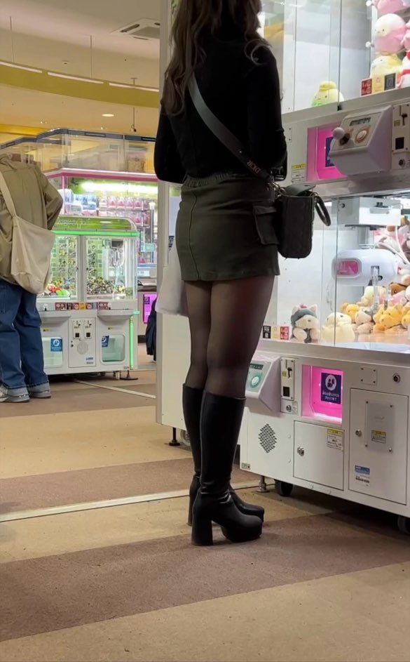 色気のすごいムッチムチのパンストぶとももが弾けるっ!人妻追跡尾行太もも接近逆さ成功!