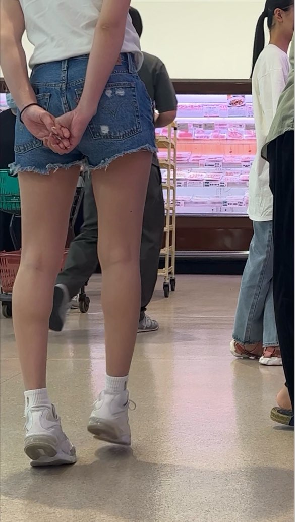 無自覚なエロス…若い娘の生足をとにかく隠し撮り!足フェチ必見の脚マ◯コ!