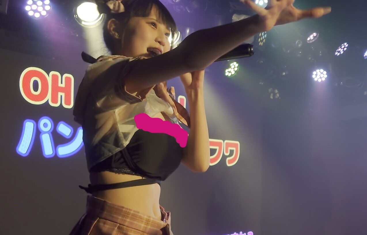 アイドルの乳首チラ1