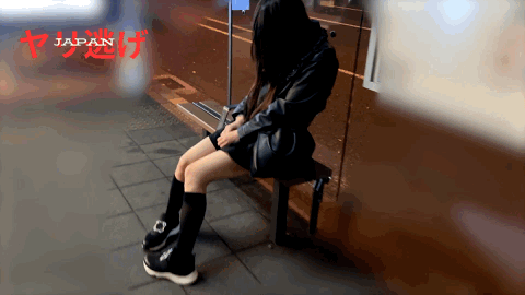 深夜バス停にポツン...超ロング美脚ギャルを連れ込み正常位でズドォン！！清楚な可愛さに群がる2本の肉棒