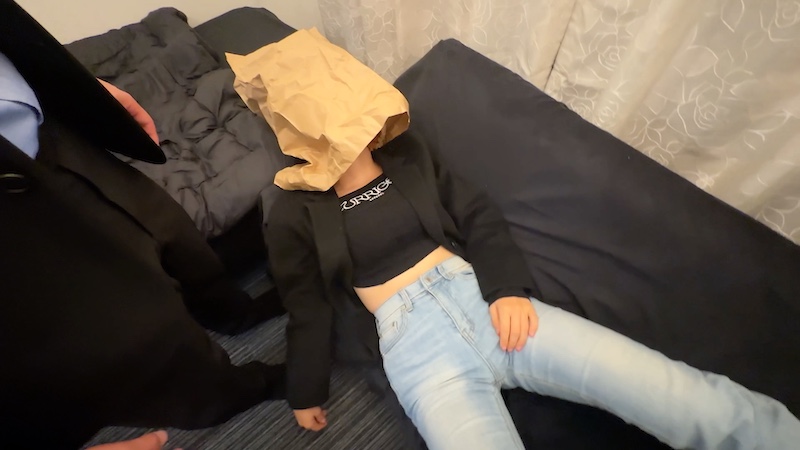 【尻フェチ必見】プリップリッのTバック美尻に無言で群がる男ふたりの肉棒 巨乳パイズリ内緒挿入