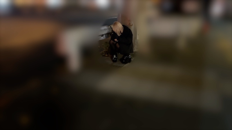 【マネキン状態】路上放置の金髪巨乳ギャルを密室に運び 生巨乳でチンポをシゴき放題 新春限定 顔出し配信