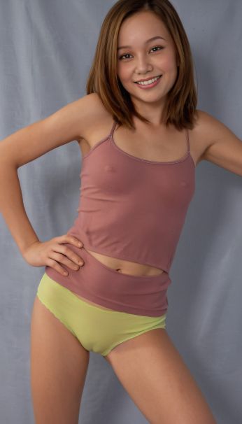 着エロ画像 モデル樹の胸ちらと透け毛 & モデル愛花のチクポチとマンスジ