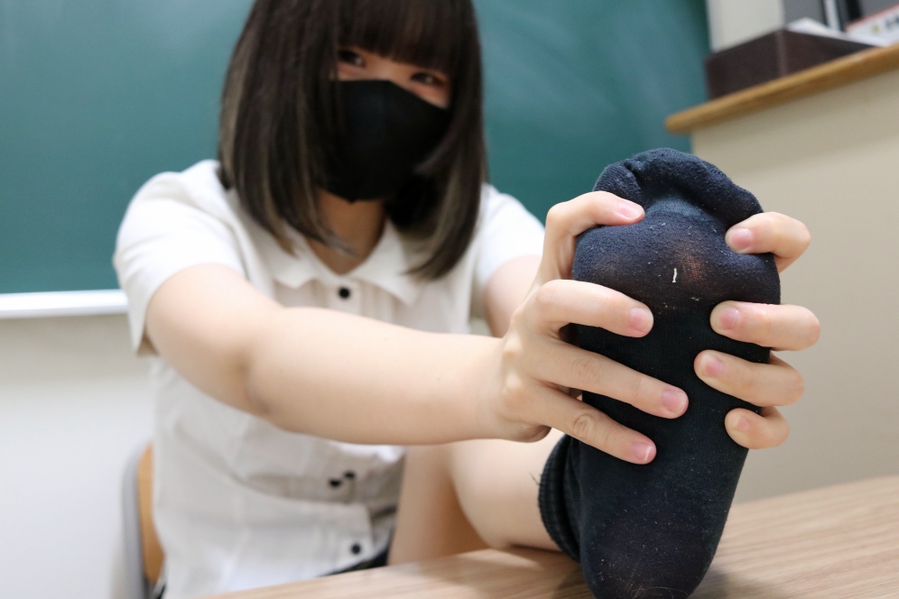 【再販】ラリクマのフェチ日記　めい vol.8 〜紺ソ足裏見せつけマッサージ＆ディルド足コキ〜