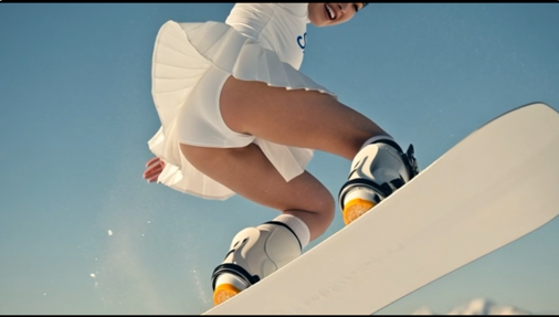 あるウインタースポーツ大会で、ミニスカートで滑走したので白アンスコ・乳首が丸見え