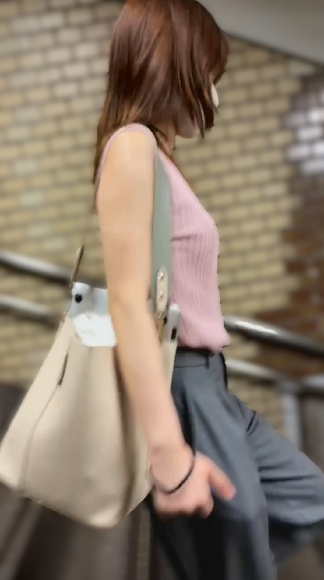 街の風景2 まじめな場所でエロいバストラインの美人JD