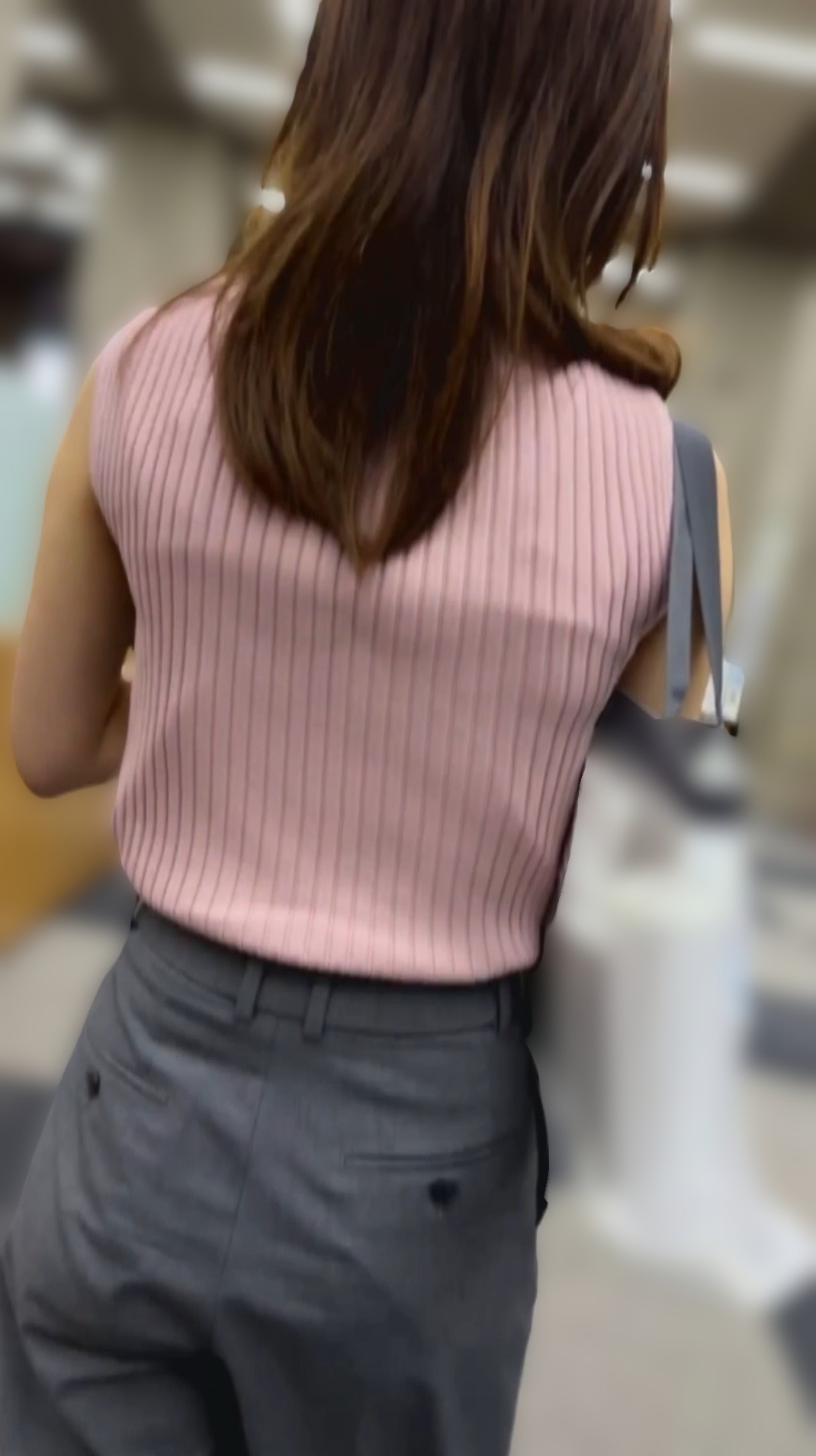 街の風景2 まじめな場所でエロいバストラインの美人JD