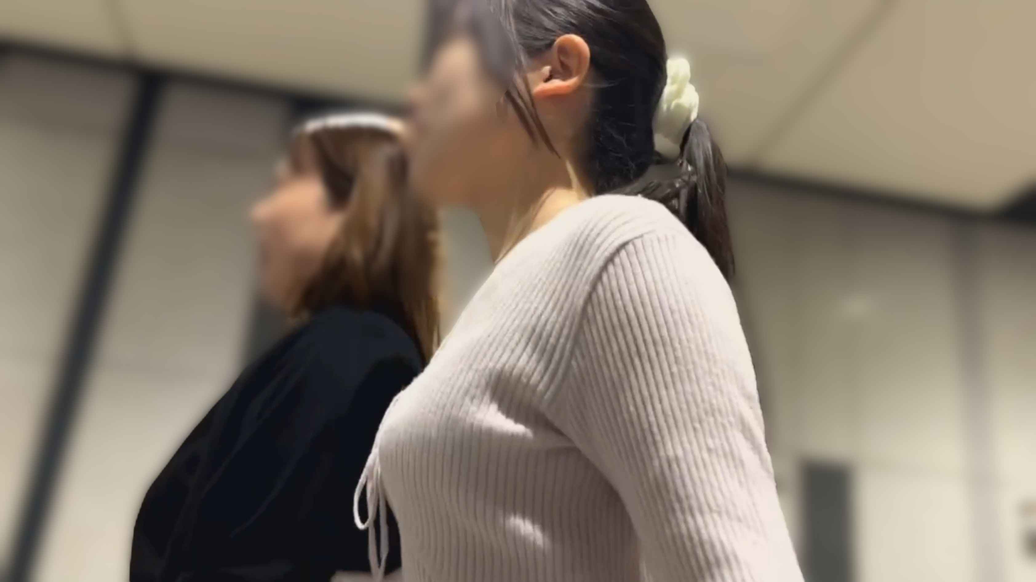 街の風景３　ポニーテール美女の横乳とエロ尻を追いかけ撮影♪