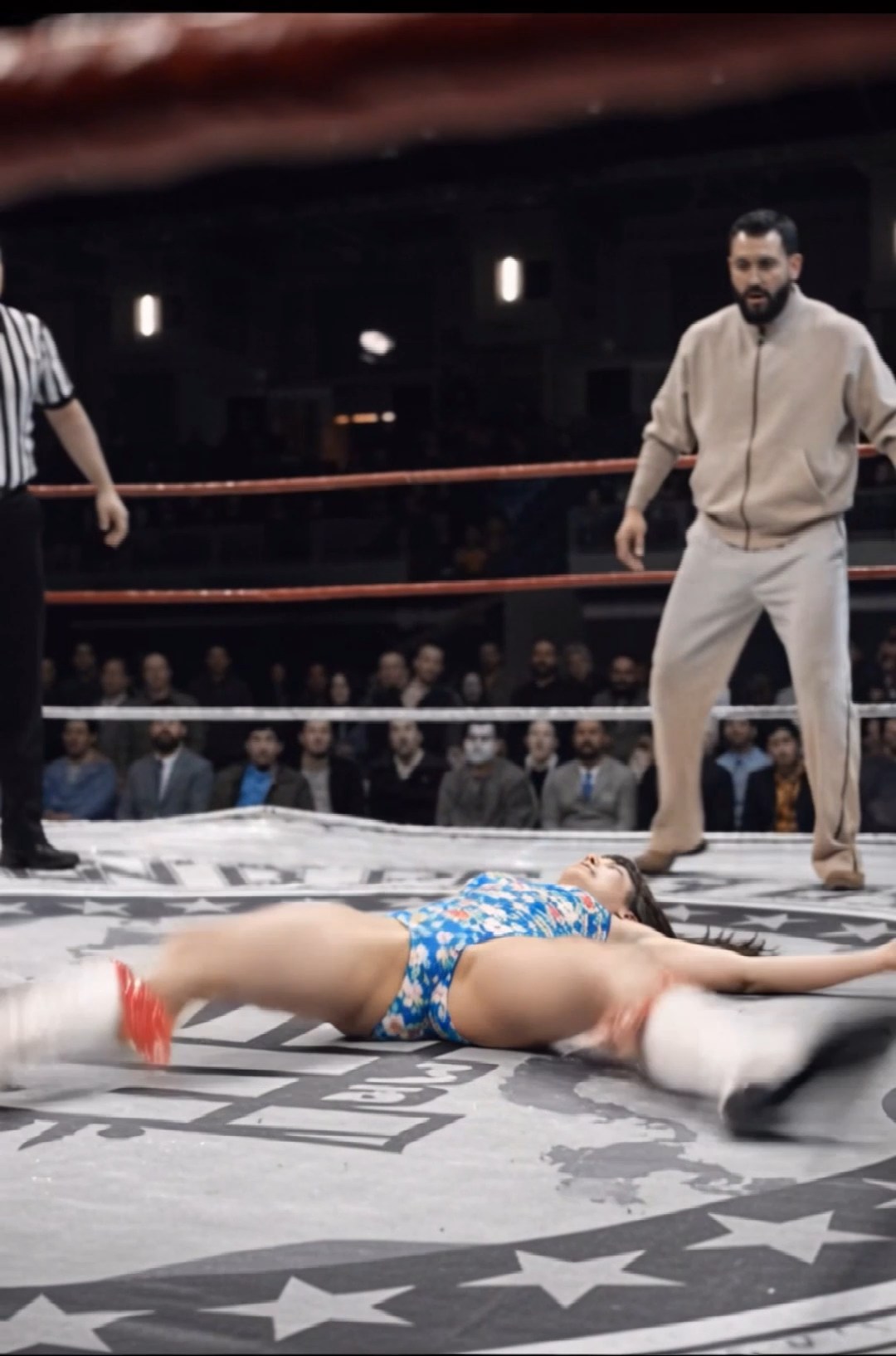 モデル並みの美貌で男性ファンに大人気のセクシー女子プロレスラー 股間丸出しで大の字にダウン!