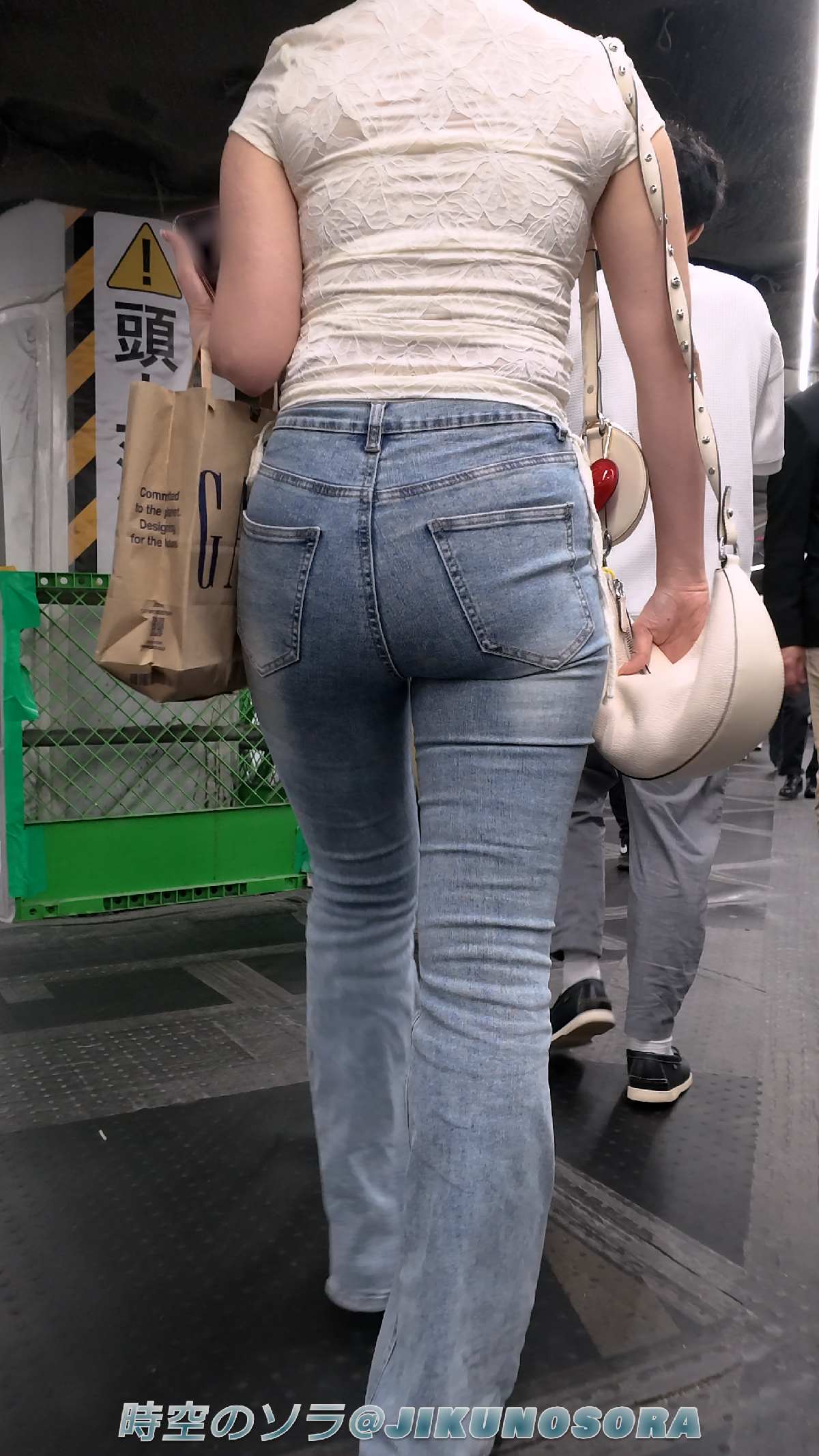 時空のソラ#004　濃厚フェロモンを纏った妖艶な女性の特大尻に惹き寄せられて