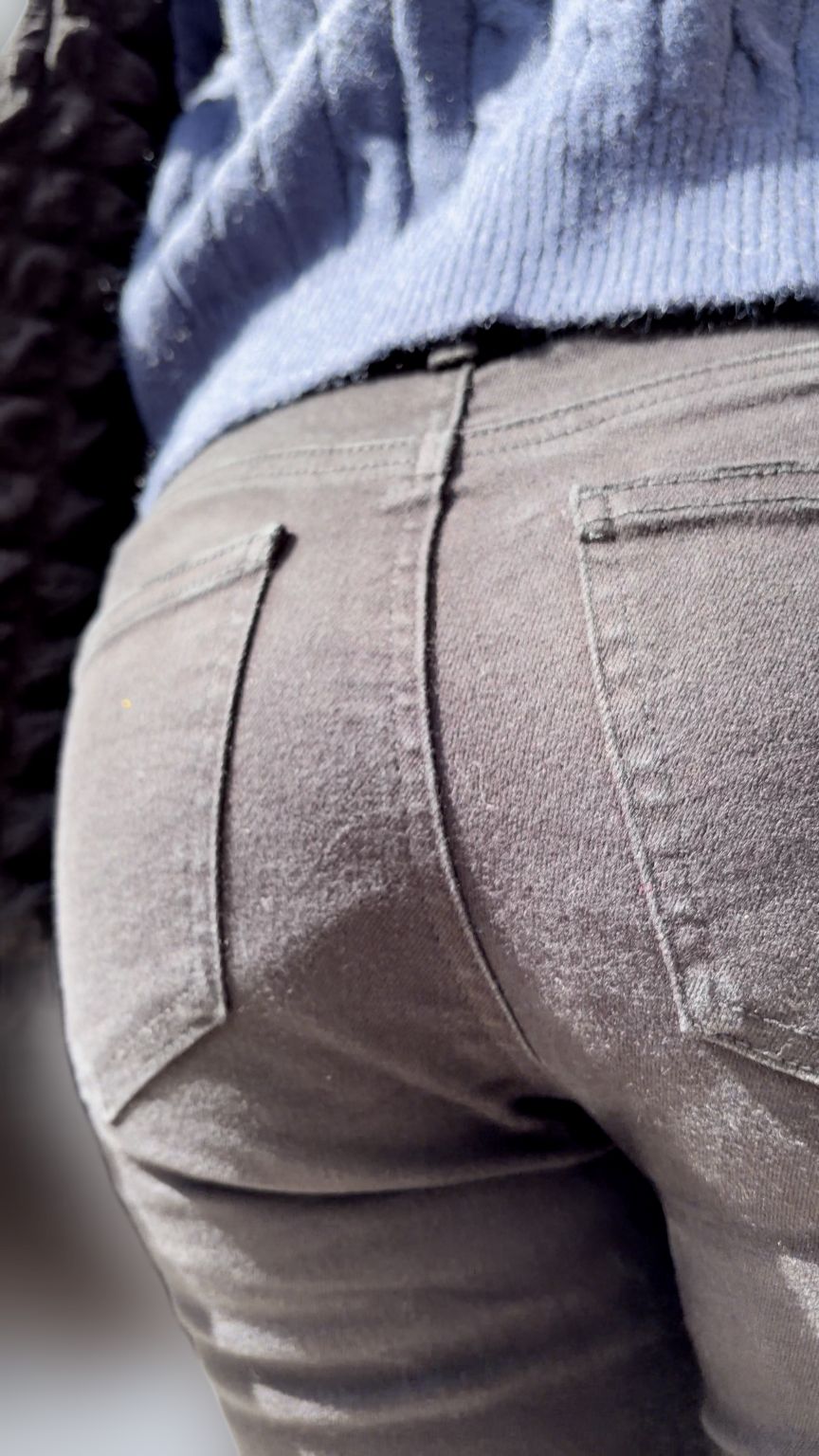 青紫のニットと薄黒スキニー 太ももに押し上げられた至近距離の肉厚ヒップ