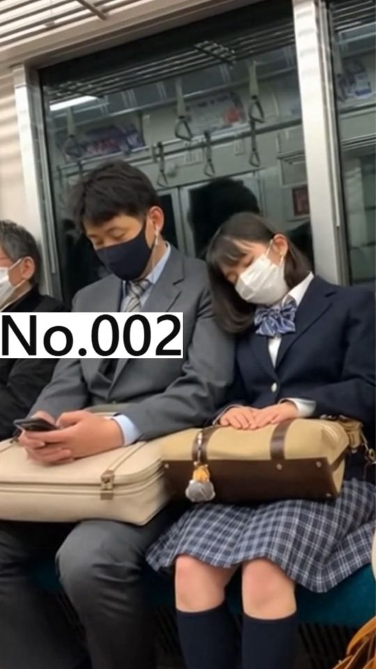電車内で居○りする制服女性 ~私立風、白カバンのグレースーツ男性を添えて~ No.002