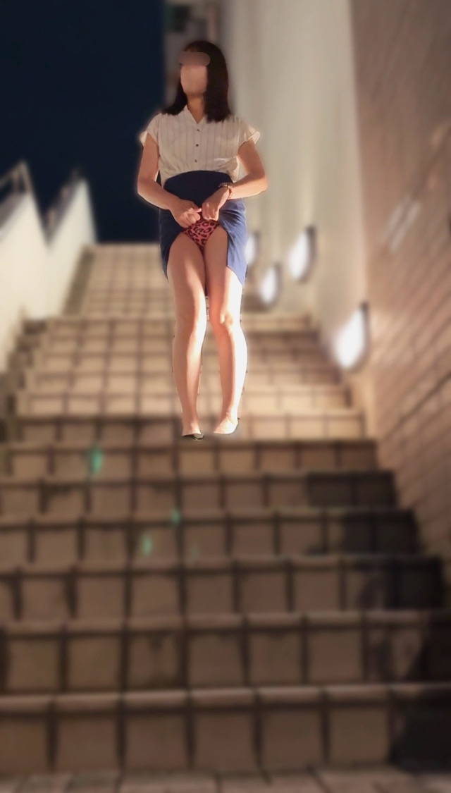 【繁華街パンちらOL】会社の食事会帰りに街中で痴女動画♡