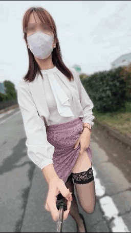 白昼堂々と超車通り多い道路沿いで純白Ｔバックちらり！外階段で恥ずかしいポーズ♡