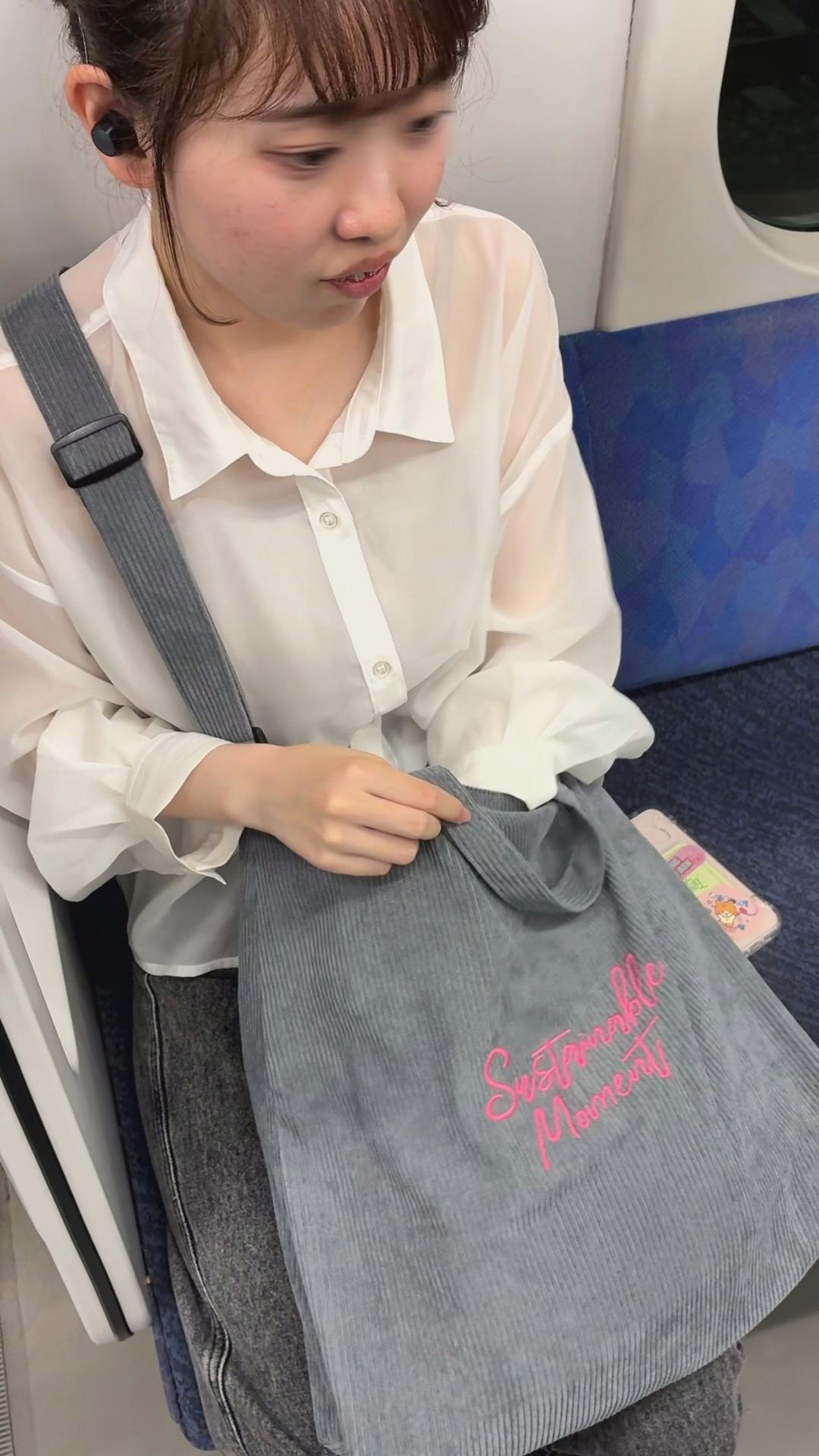 【推定B~Cカップ2】くりっとした瞳が印象的。あどけなさと可愛らしさがある愛され顔の透けシャツの胸の膨らみ撮影！