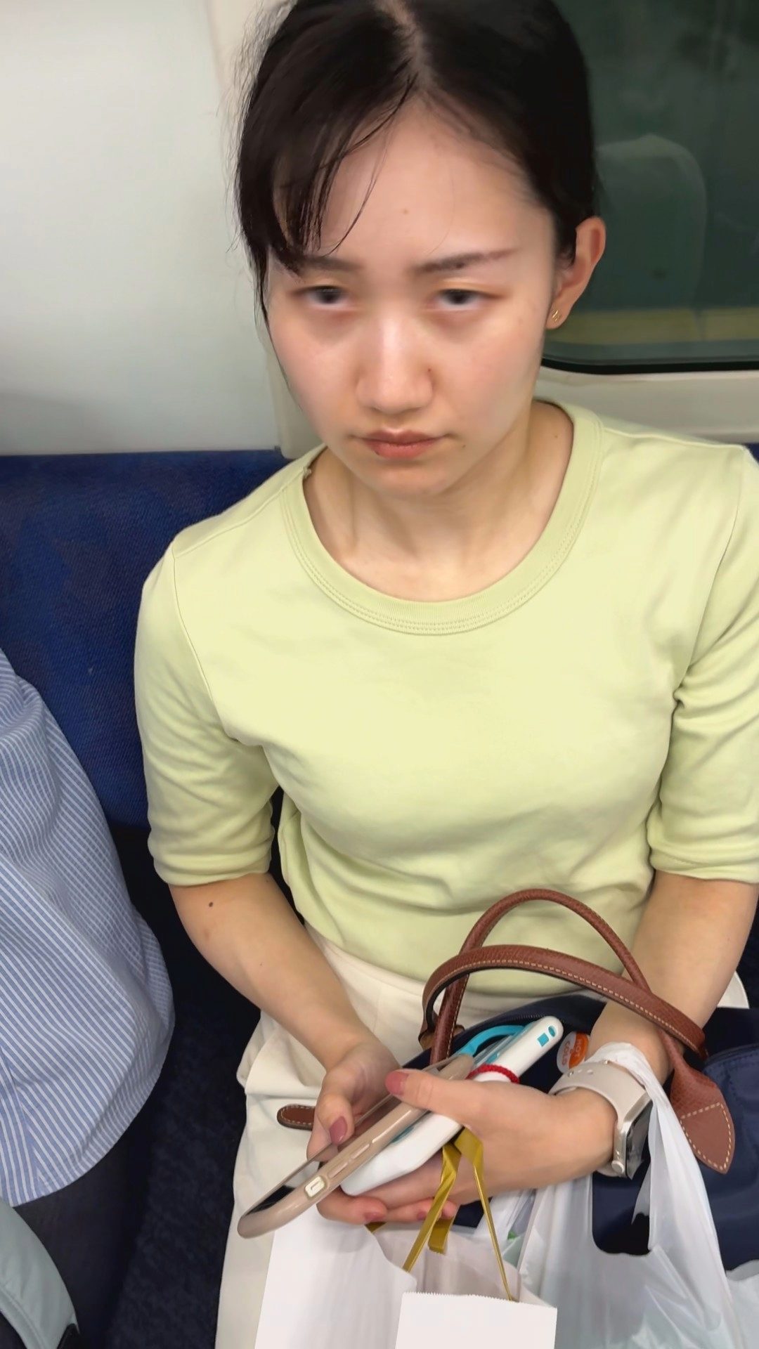 【推定C~Dカップ3】シャープで落ち着いた40代女性の盛り上がった胸の膨らみを撮影！