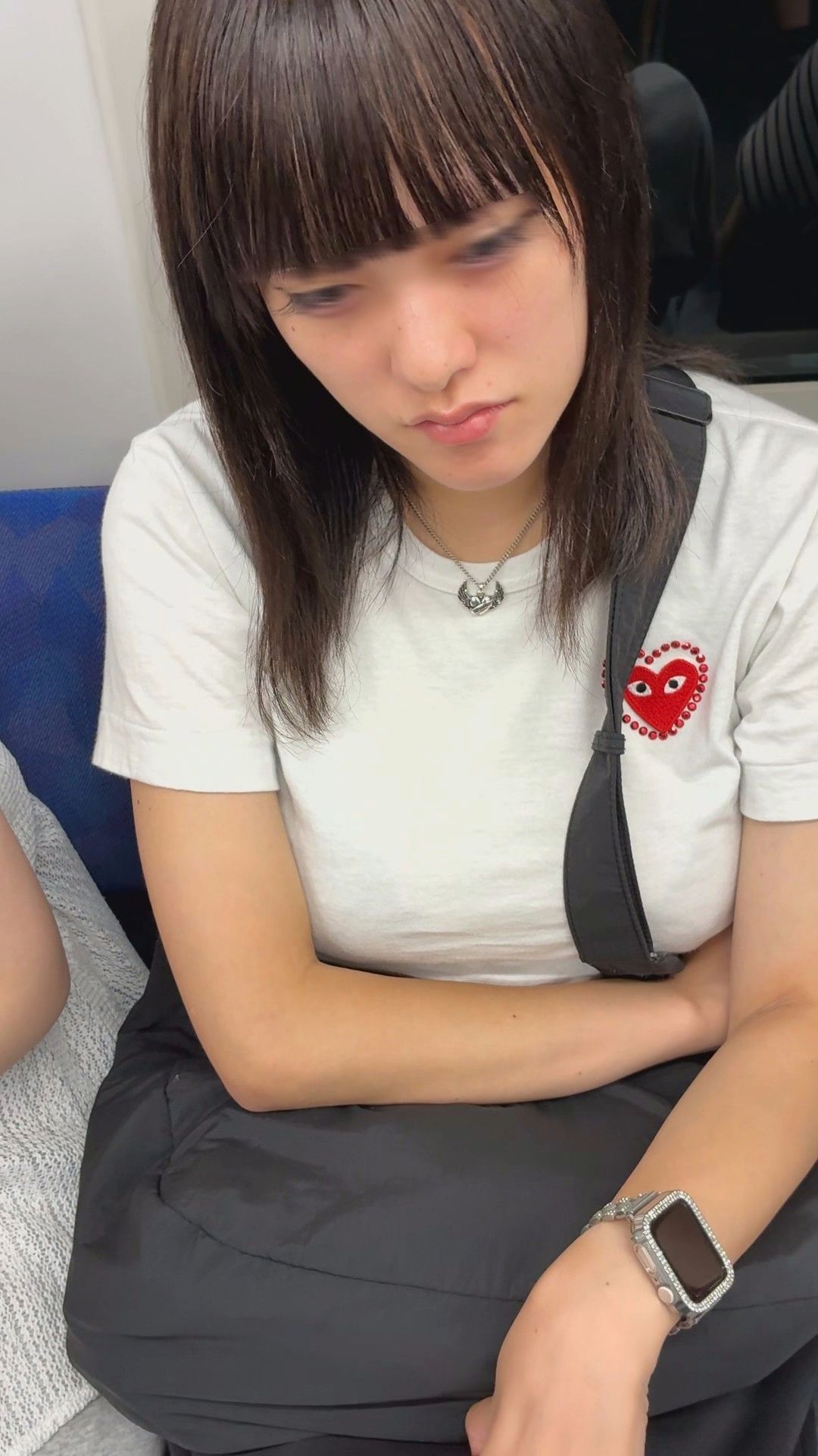 【推定E~Fカップ2】アーモンドアイが映える容姿端麗女子のボイ～ンの膨らみを観察！