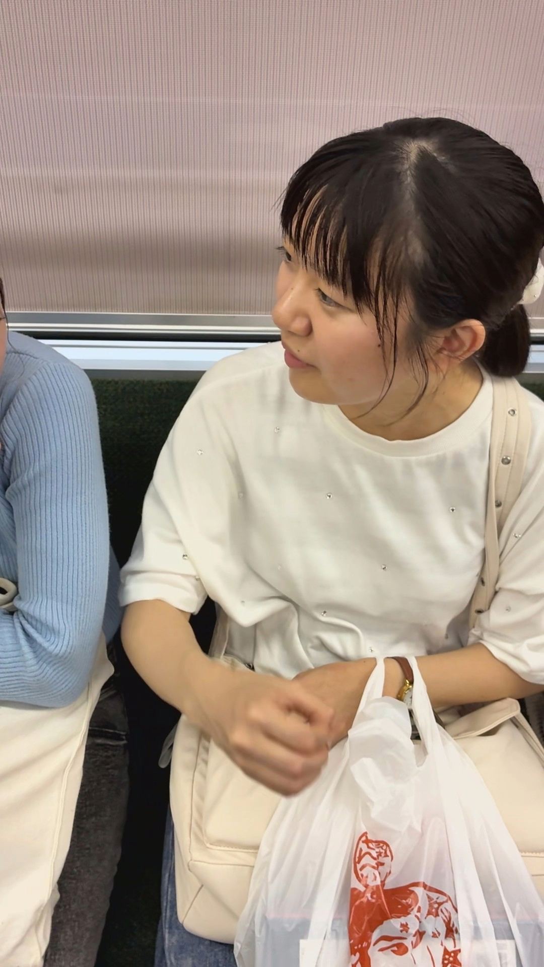 Pcolle PPV 2809876a90129e07794「【推定B~Cカップ7】丸顔が可愛い黒髪女子大生の控えめなお乳の膨らみ撮影！」（販売者：おっぱいの膨らみフェチ） サンプル画像
