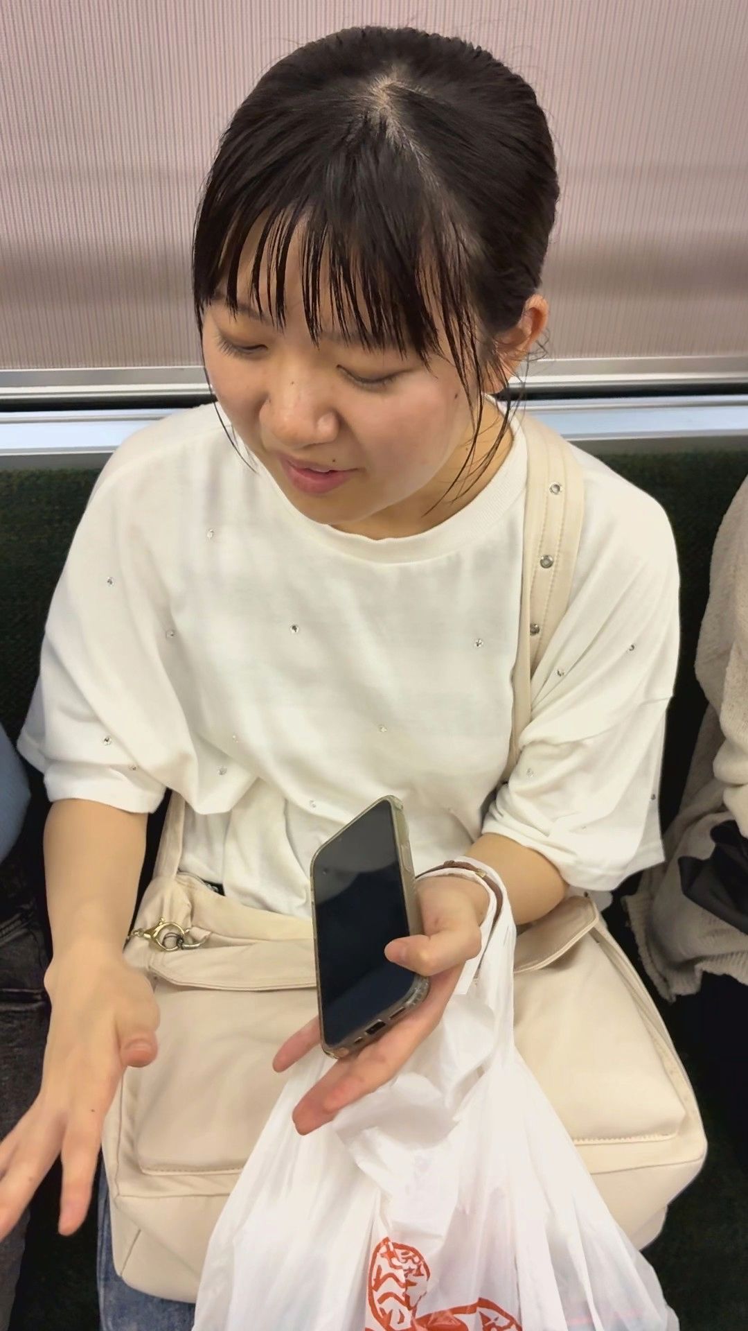 Pcolle PPV 2809876a90129e07794「【推定B~Cカップ7】丸顔が可愛い黒髪女子大生の控えめなお乳の膨らみ撮影！」（販売者：おっぱいの膨らみフェチ） サンプル画像