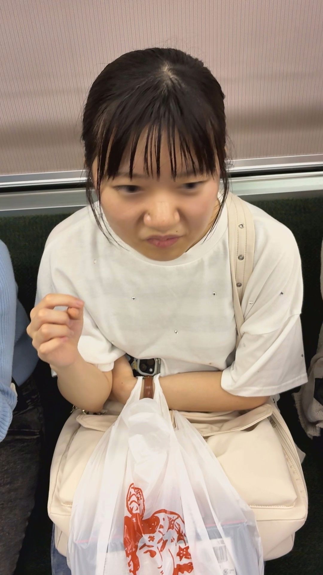 Pcolle PPV 2809876a90129e07794「【推定B~Cカップ7】丸顔が可愛い黒髪女子大生の控えめなお乳の膨らみ撮影！」（販売者：おっぱいの膨らみフェチ） サンプル画像