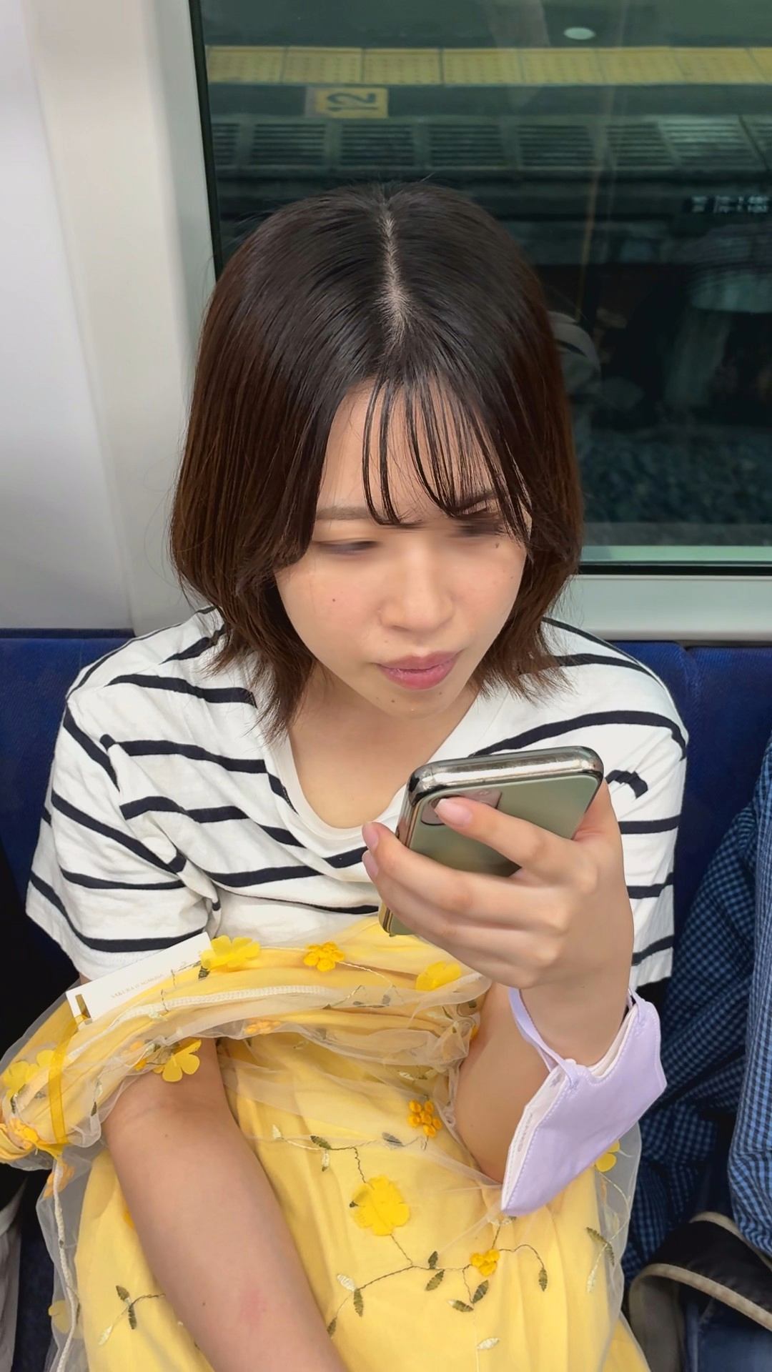 【推定B~Cカップ12】透け感のある前髪とふっくらした唇が映えるお姉さん！おっぱいの膨らみ撮影！