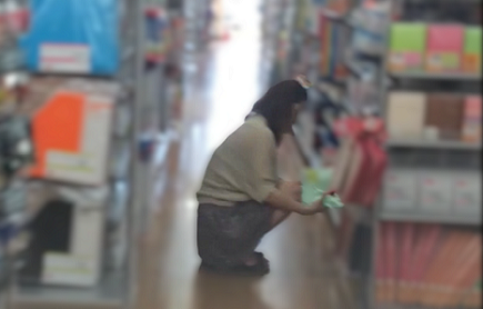 【再販】M字開脚でパンティーを晒した女性達15~某大手お菓子メーカーのOLさんのPをゲット!!~