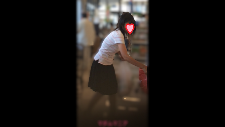 綺麗な奥様のスカートの中の63~レース付きエロパンティーを捕獲~