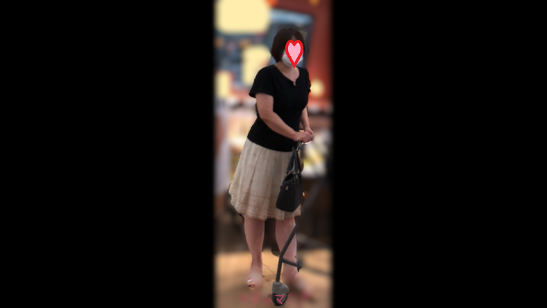 綺麗な奥様のスカートの中の63~レース付きエロパンティーを捕獲~