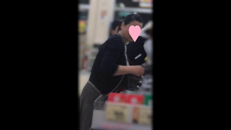 綺麗な奥様のスカートの中の63~レース付きエロパンティーを捕獲~