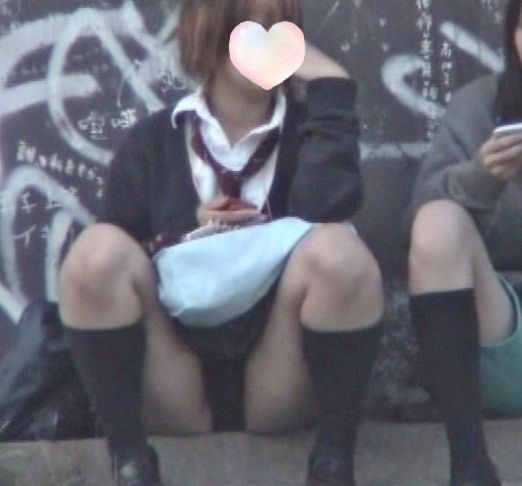 【再販】J○ 大股開き 股間撮影