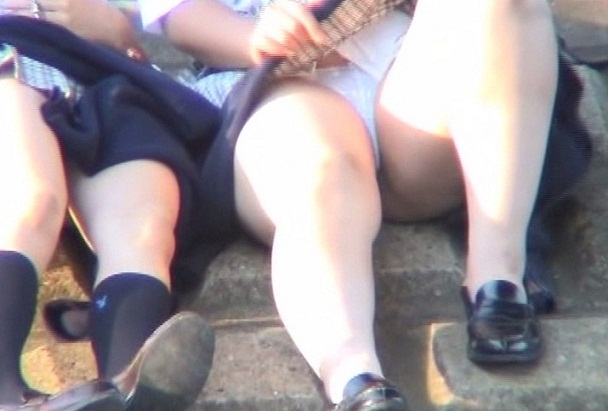 【再販】J○ 超ミニ2人組 股開きパンチラpart2 純白レースパンティー丸見え編