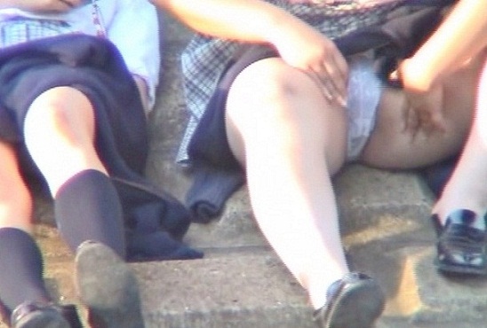 【再販】J○ 超ミニ2人組 股開きパンチラpart2 純白レースパンティー丸見え編