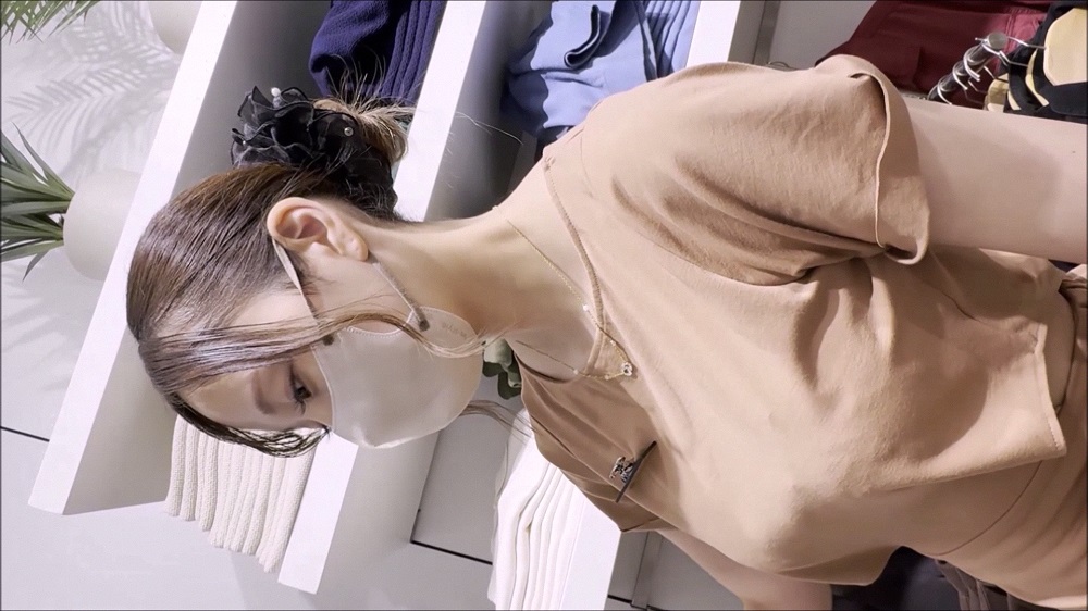 店員チラ☆きたーーー!!お顔もスタイルもS級!!はちきれんばかりの巨乳を思う存分いただきました泣