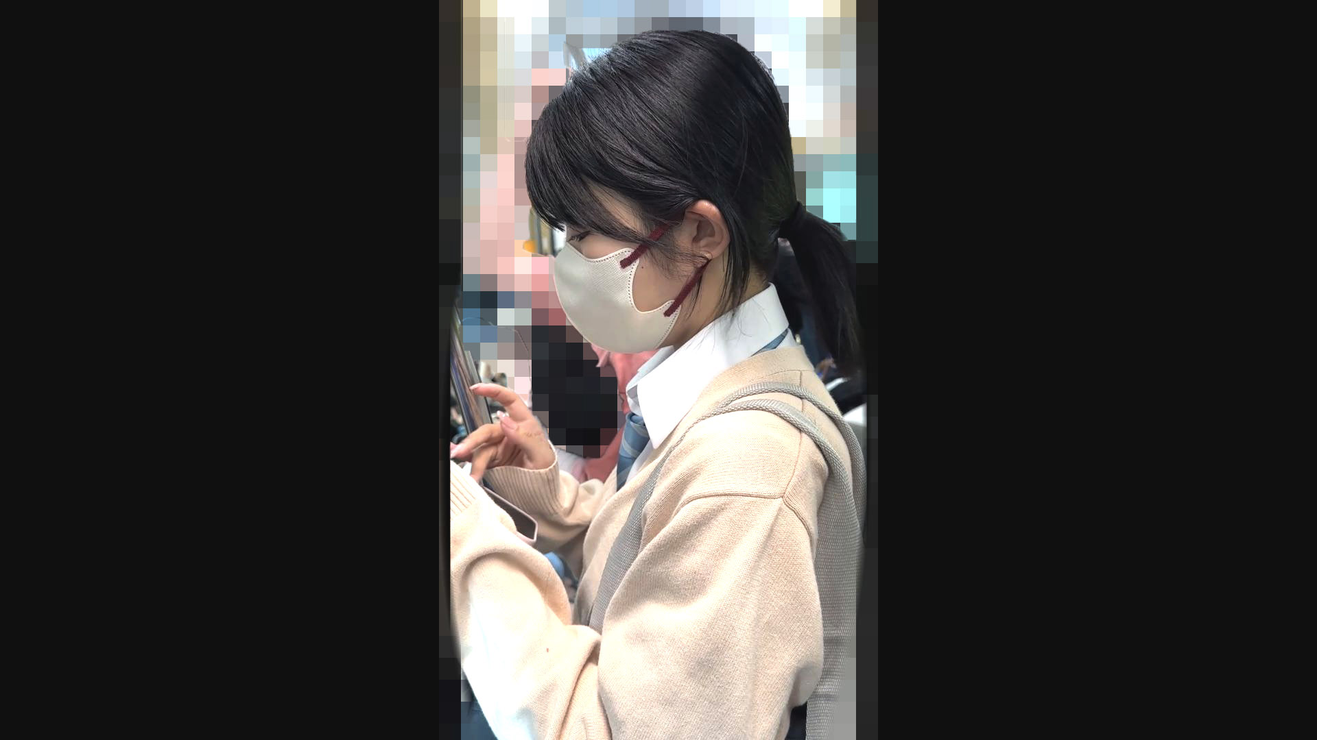 【電車窃触】SSS級Kの淫汁 派手な蛍光Tバックを履いたミニスカちゃんを追跡尾行し使い込んだスケベ膣に強引手淫