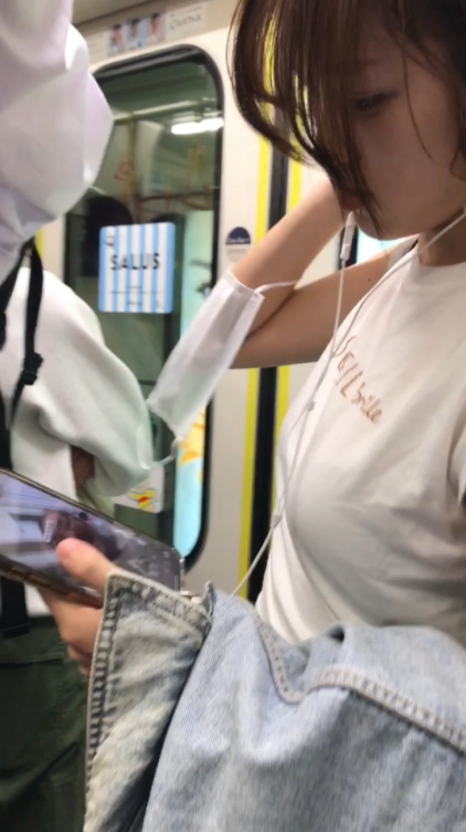 横パイが素敵なおしゃれJD女良至近距離ロックオン!