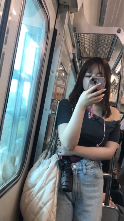 半肩だしJDと全肩だしお姉さん至近距離ﾛｯｸｵﾝ！