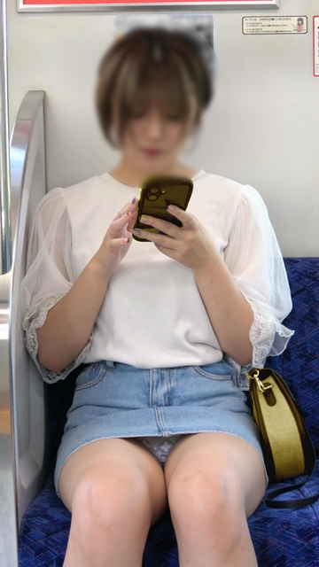 【8月17日まで顔モザなし】デニムミニのショートカットが似合うかわいいお姉さん、花柄スケス毛[4K動画][顔出し][ドアップあり