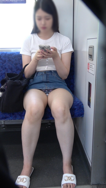 【7月12日まで顔モザなし】美人なデニム激ミニのお姉さんのパン２はスッケスケ[4K動画][顔出し][ドアップあり]
