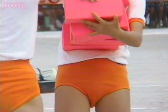 B22:お股の湿り気がよくわかるオレンジブルマー