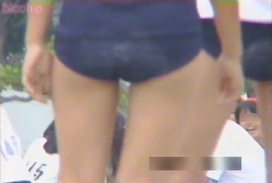 B33:発育良好のお尻をローアングルで!