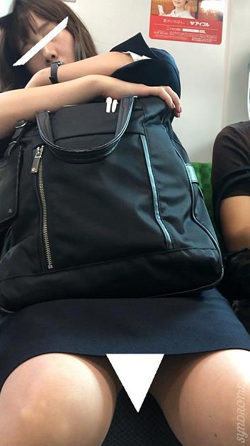 (電車対面）(顔出し）お疲れ度最高潮を迎え…お鞄を抱えて…背もたれに頭を押し当ててぐったりしちゃう…OLお姉さんを観察してみまし