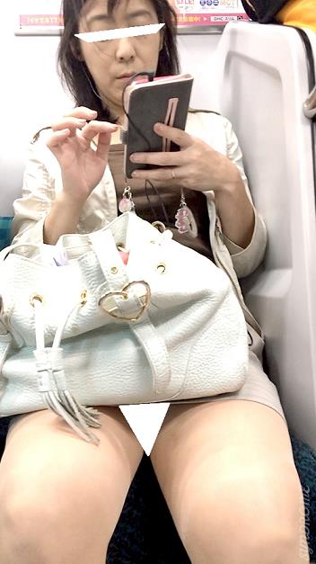 (電車対面）(顔出し）ライトパープルのタイトミニをお召しになって…色白のむっちりパンストふとももをむき出しにしちゃうOL奥さまを