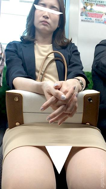 (電車対面）(顔出し）ご尊顔だけでも逝けちゃう…端正なお顔立ち…インテリジェンスな感じが止まない…美人OL奥さまを観察してみまし