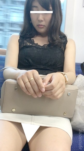 (電車対面）(顔出し）えちえち…スレンダーボディを包む布面積を最小化…二の腕…むちむちふともも…むき出しにしちゃう美人お姉さん