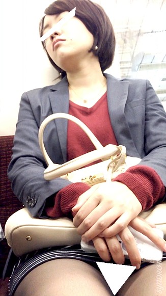 (電車対面）(顔出し）ご尊顔が可愛すぎて…お顔にフォーカス…可愛いお顔に悩ましい表情をあまた浮かべちゃう女子大生お姉さん