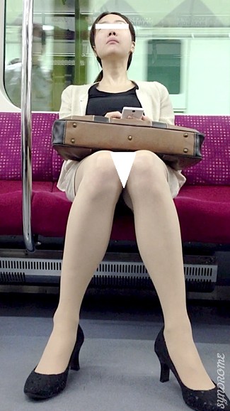(電車対面）(顔出し）パンプスからそそり立つきゅっと引き締まったけしからんパンストあんよをむき出しにしちゃう…OLお姉さん大集合