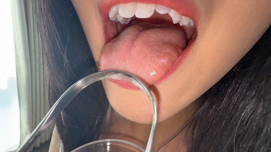 【再販】【個人撮影】桃瀬まゆの舌ブラシで「汚舌苔」採取