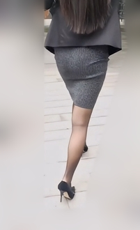 タイトスーツ肉感お尻美脚の黒パンストOL